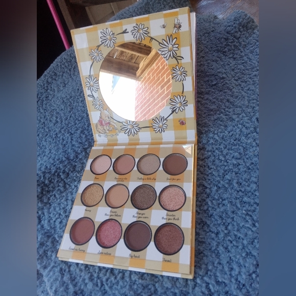NWT Winnie The Poo Eyeshadow Palette - Picture 3 of 3